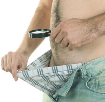 un bărbat își examinează penisul și vrea să-l mărească