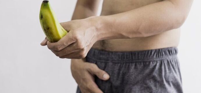 dimensiunea penisului masculin folosind o banană ca exemplu